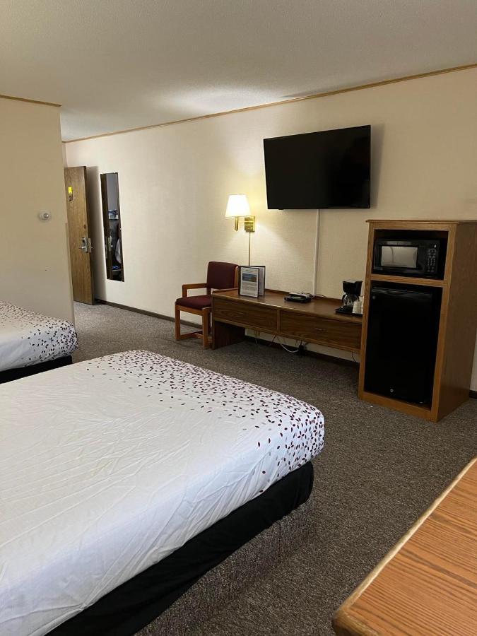 Northwoods Motel Ladysmith ภายนอก รูปภาพ